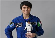 Kadın astronot, kız çocukları için Barbie bebek oldu