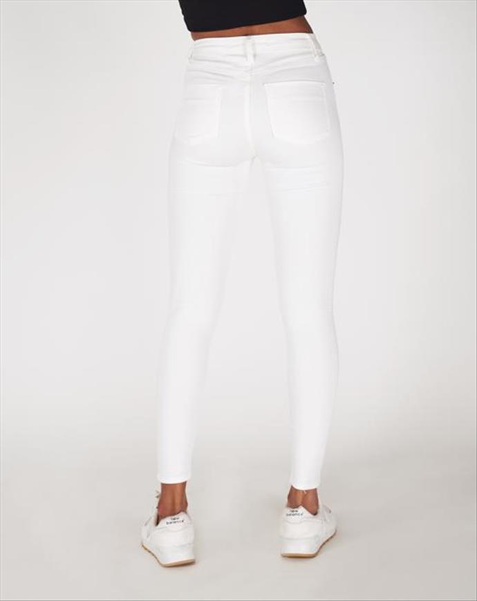 Beyaz Pantolonun İçine Ne Giymeli?