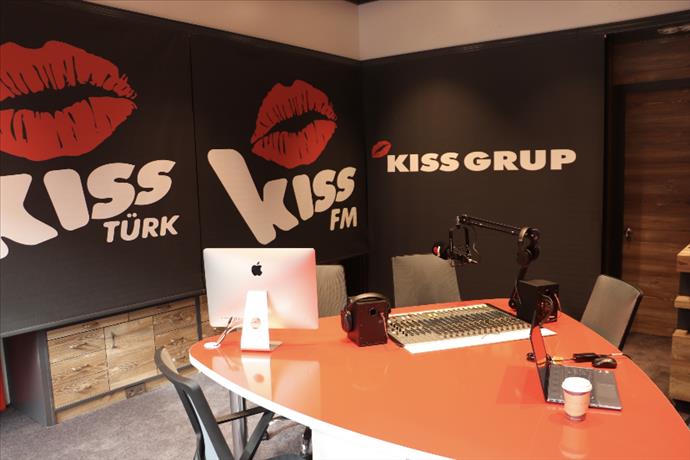 Radyo efsanesi KISS FM, Metropol İstanbul’daki Yeni Stüdyolarında Yayın Hayatına Geri Döndü  