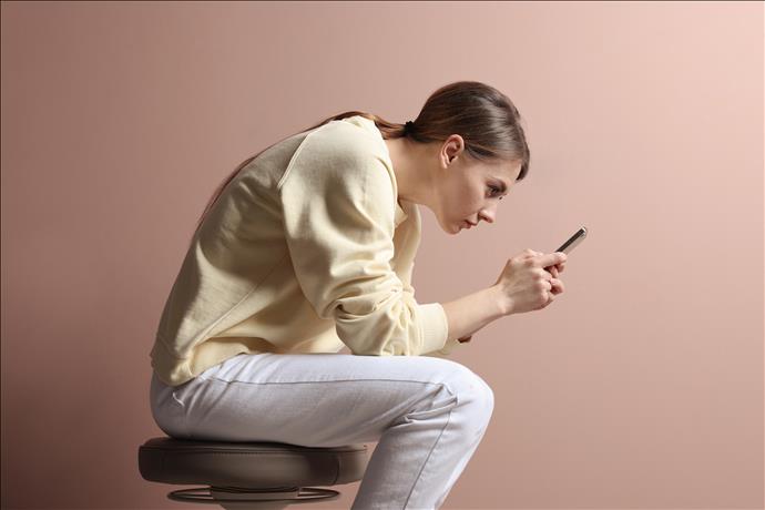 Cep Telefonu Kamburluğu Yeni Neslin Sessiz Tehlikesi!