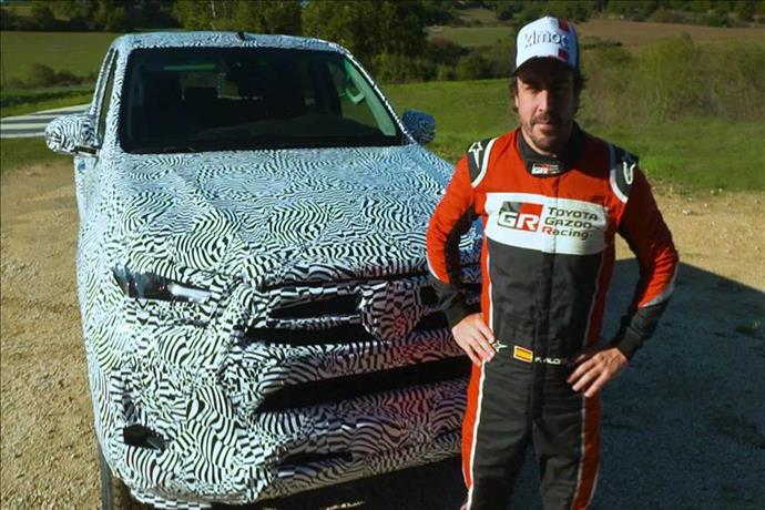 Fernando Alonso Toyota'nın yeni Hilux modelini denedi