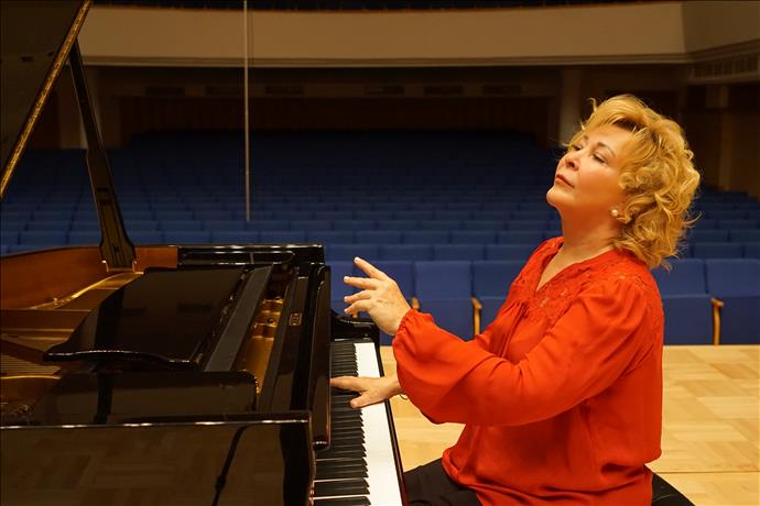 Yeni Yılın İlk Notaları Gülsin Onay'dan 