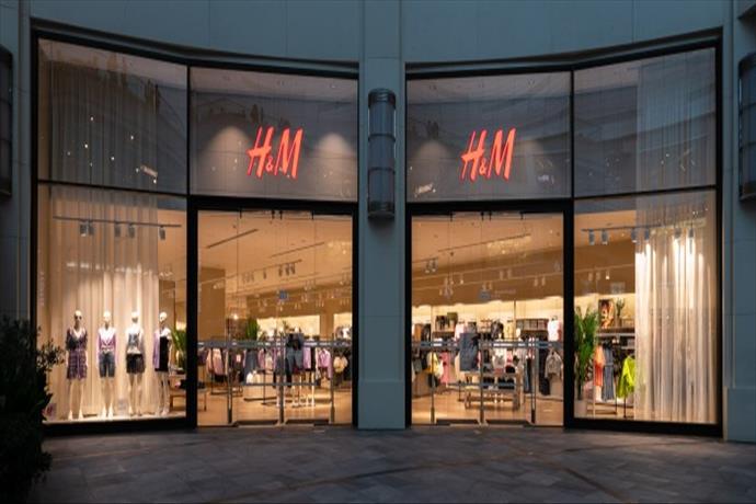 H&M'nin RED MOD mağaza konsepti Akasya AVM'de