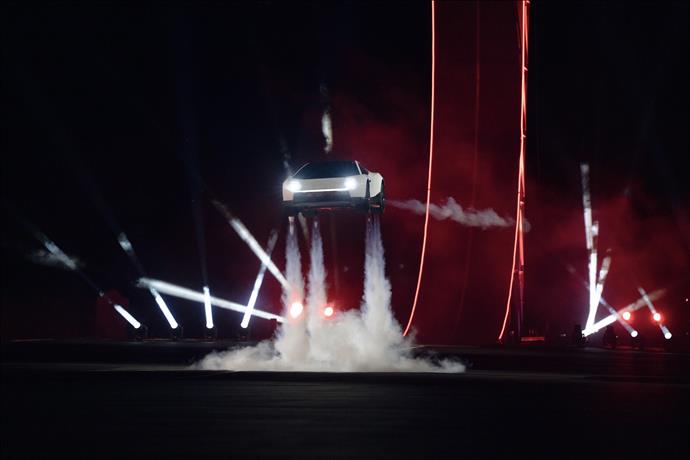 Tesla Uçan Otomobil Çağını Başlatıyor