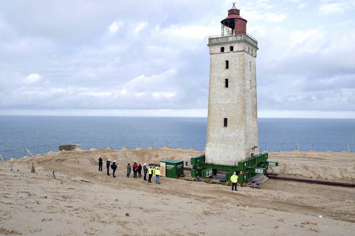 120 yıllık deniz feneri tekerleklerle taşınıyor