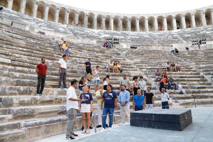 Aspendos ünlü sanatçı Anne Marie'yi büyüledi