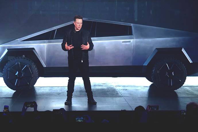Elon Musk, yeni Tesla aracı Cybertruck'ı tanıtırken kaza yaşadı