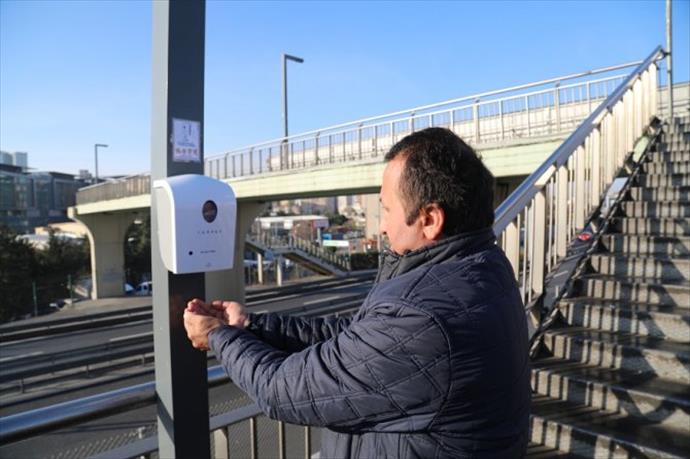 İstanbul'da metrobüs duraklarında koronavirüs önlemi