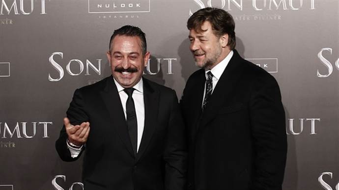 Cem Yılmaz’dan Russell Crowe’a ‘geçmiş olsun’ mesajı