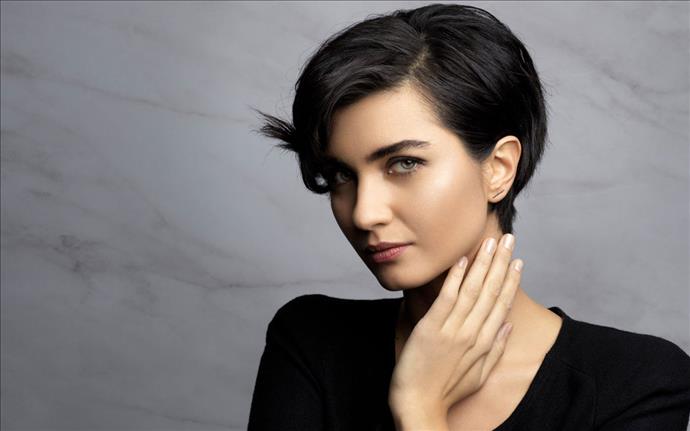 Tuba Büyüküstün YouTube kanalı açtı! 'Sayenizde' şarkısını söyledi