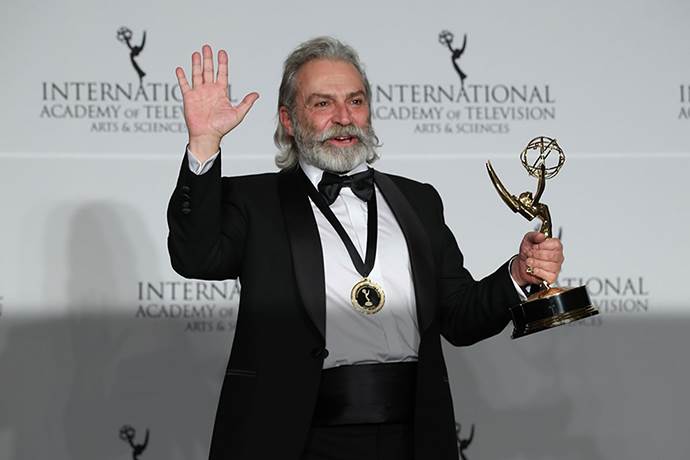 Haluk Bilginer'e Şahsiyet dizisindeki rolü ile Uluslararası Emmy ödülü!