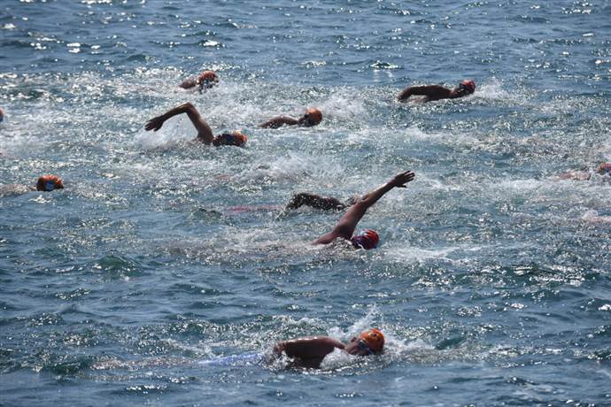 Hemofili hastalarına destek için Boğaz’da kulaç attılar