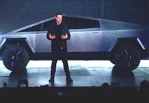 Elon Musk, yeni Tesla aracı Cybertruck'ı tanıtırken kaza yaşadı